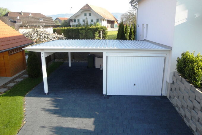 Carport mit integrierter Garage und Blechdach