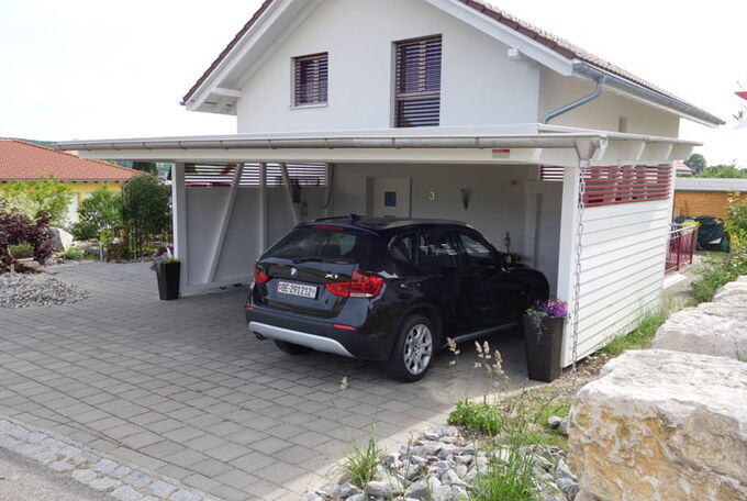 Anbau gedeckter Parkplatz vor dem Haus mit integrierter Hauseingangsüberdachung