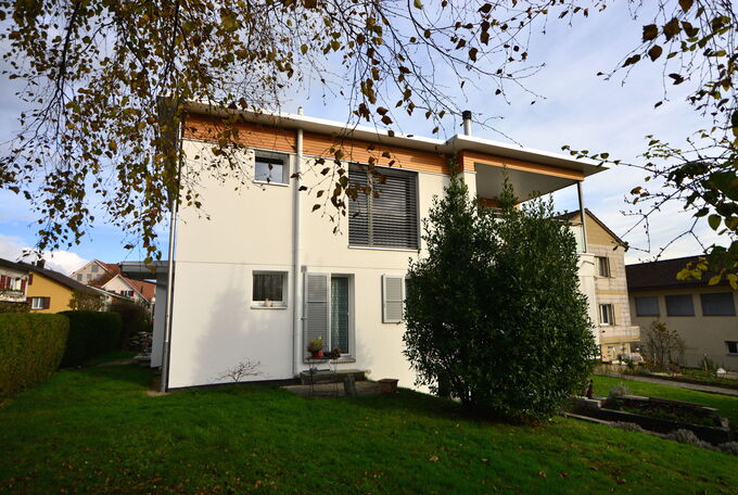 Aufstockung Einfamilienhaus, symetrische Übernahme der Fenstergrösse im Obergeschoss passend zum Erdgeschoss