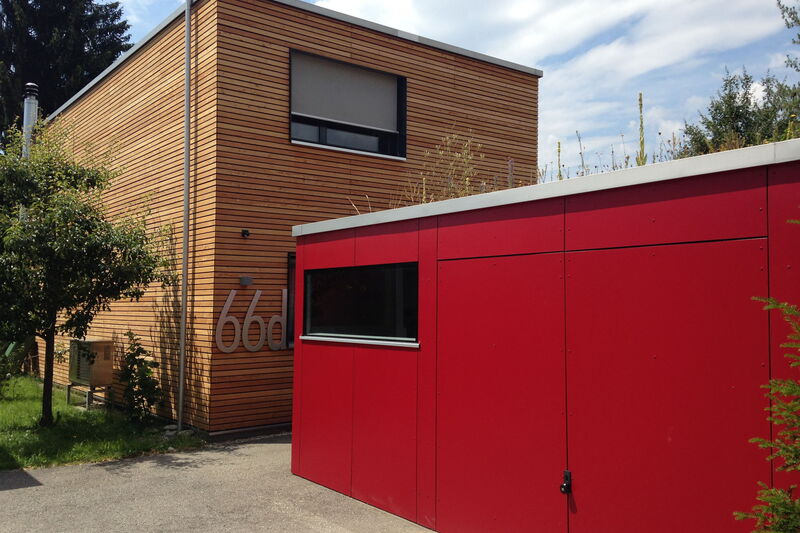 Dachrandabschluss der Garage mit Chromstahl