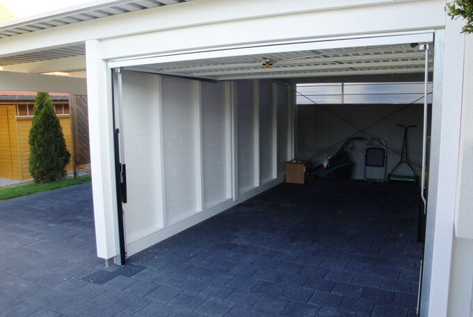 Garage mit geöffnetem Tor