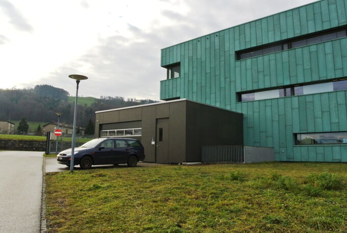 Garagenanbau mit dunkler Vollkernplatte