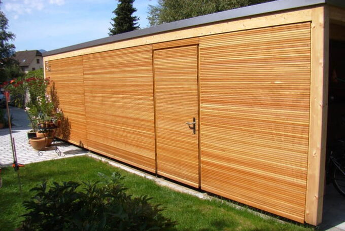 Garage mit Holzfassade