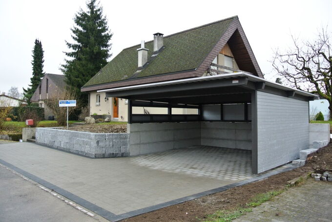Frontansicht Doppelcarport mit auskragendem Trapezblechdach, Montage des Carports auf bestehende Umgebungsmauer