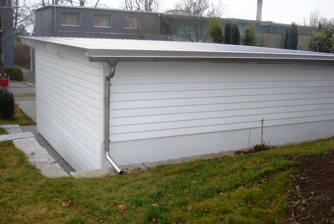 Ansicht Rückseite der Doppelgarage mit Regenwasserablauf