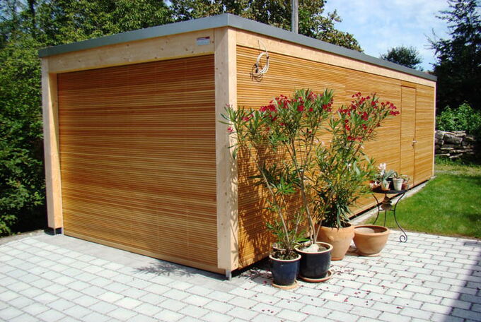 Garage mit elektrischem Tor