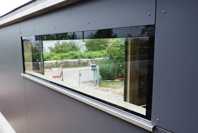 Rahmenloses Einbaufenster in Garagenwand