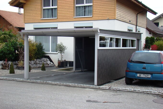 Carport mit hellgrauen Stützen und anthrazitgemaserter Vollkernplatte