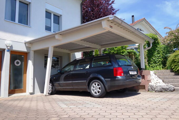 Ans Haus montierter Carport mit speziell angebrachter Stütze für ungestörtes Ein- und Aussteigen
