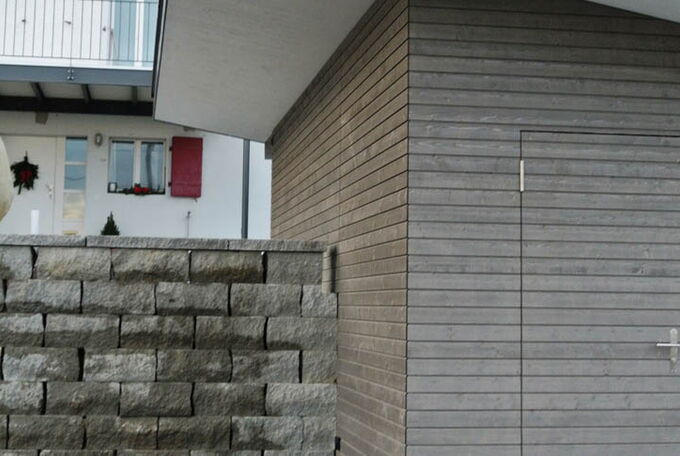 Detailansicht Ecken der Garage: Holzschalung konisch