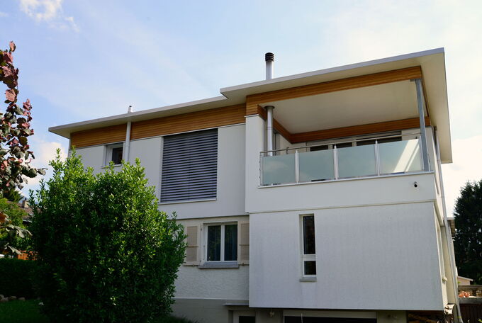 Flachdachaufstockung EFH mit integriertem gedecktem Balkon im Obergeschoss, leichter Dachvorsprung