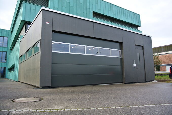 Seitenwand der Garage mit gleichgrossen Fenstern wie beim Sektionaltor über der ganzen Länge
