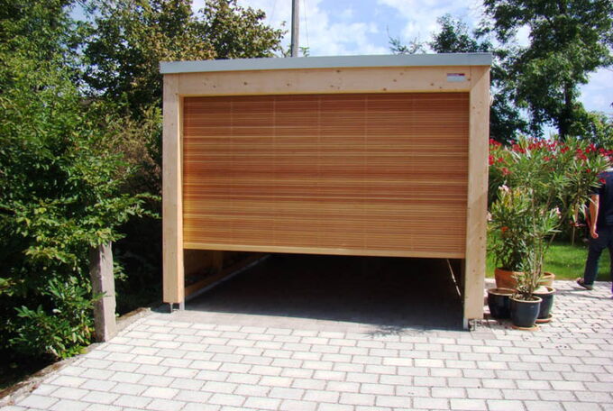 Garage mit leicht geöffnetem Tor