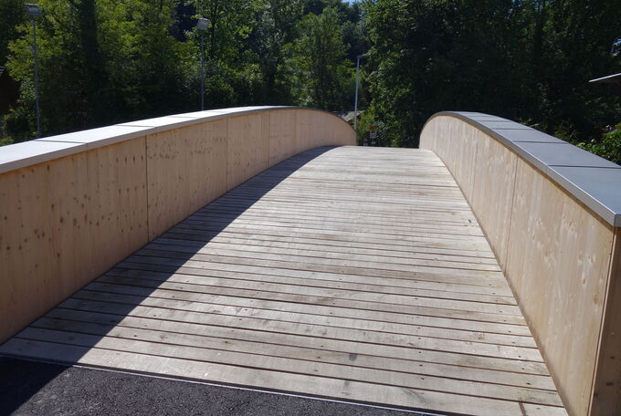 Ansicht der Fussgängerbrücke von oben, schöner Holzboden und mit Blech verkleidete Auflage der Seiten